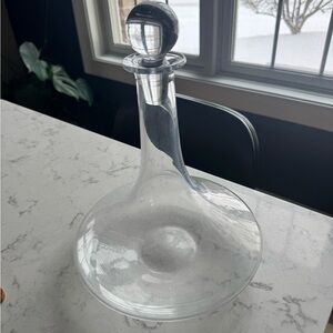 Elegant Glass Decanter with Stopper